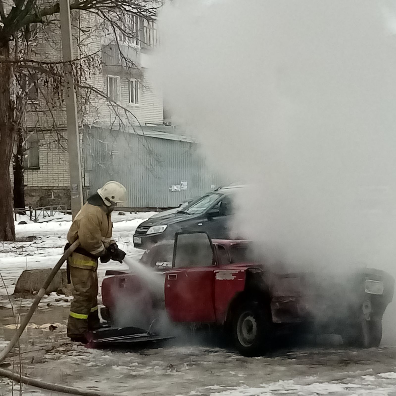 «Пожарный Дед Мороз» потушил горящий автомобиль на Нижней Террасе.